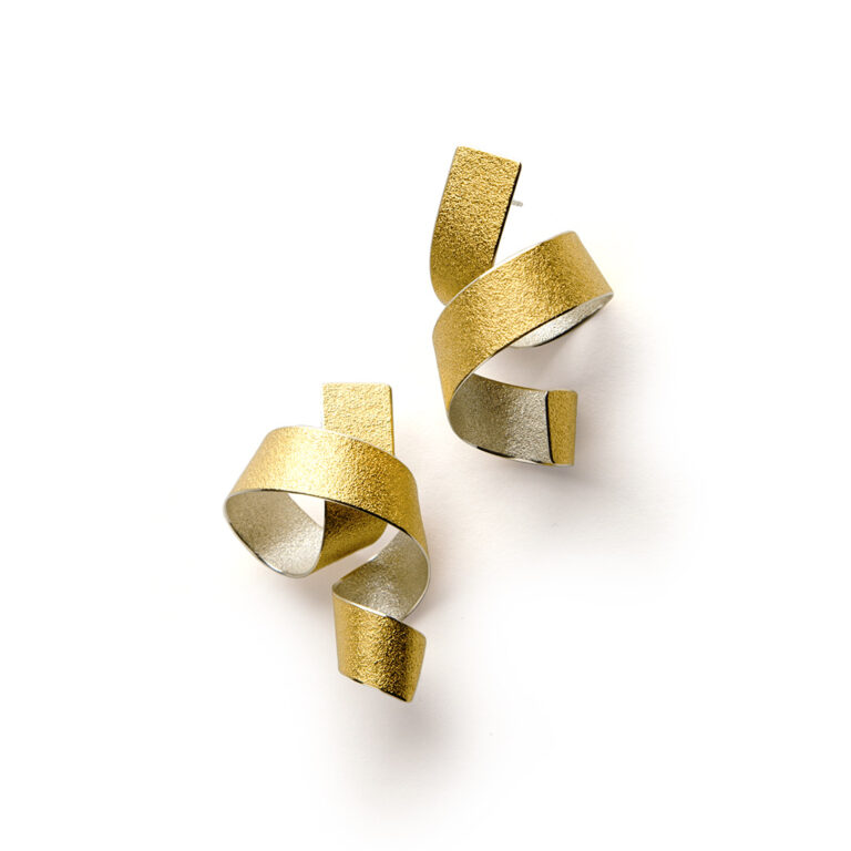 sculptural earrings in bimetal, contemporary earrings, sculptural earrings, minimalist earrings.