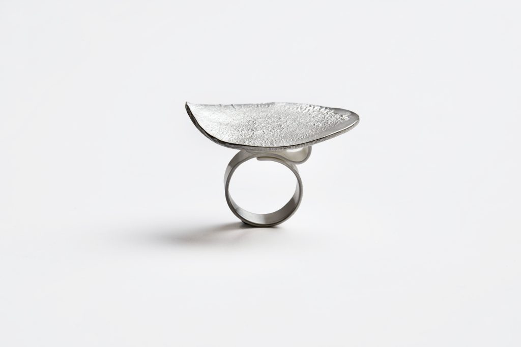MERON_WOLDE_WATERMEMORY_Elevated_oval_ring