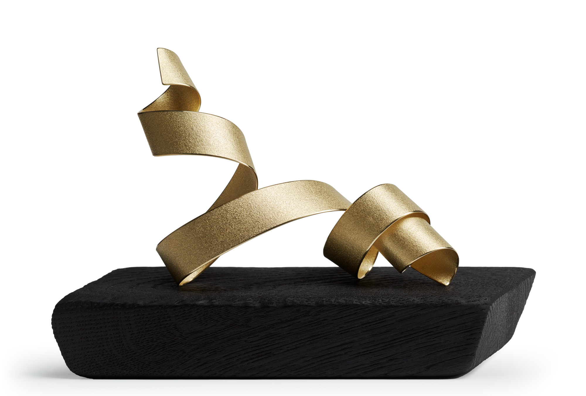 Ute Decker – wearable art - Fairtrade Gold commission for the exhibition Constellations: Contemporary Jewelry at the Dallas Museum of Art. Photography Xavier Young